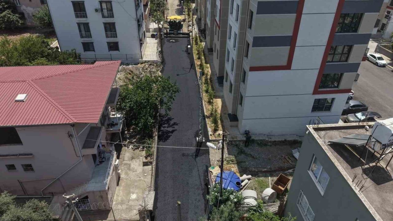 İskenderun Belediyesi, bir haftada 4 bin 768 ton sıcak asfalt serimi gerçekleştirdi