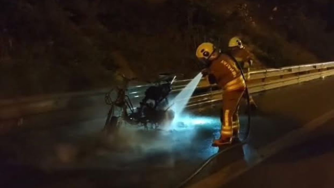 İskenderun’da motosiklet alevlere teslim oldu