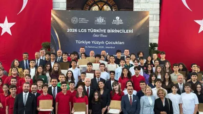 İstanbul Valisi Gül, LGS’de tam puan alan öğrencilerle bir araya geldi