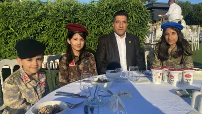 İstanbul Valisi Gül: "Sokakta birbirine benzemeyen, birbiri gibi düşünmeyen, birbiri gibi giyinmeyen herkesin bu darbecilere karşı durduğunu gördük"