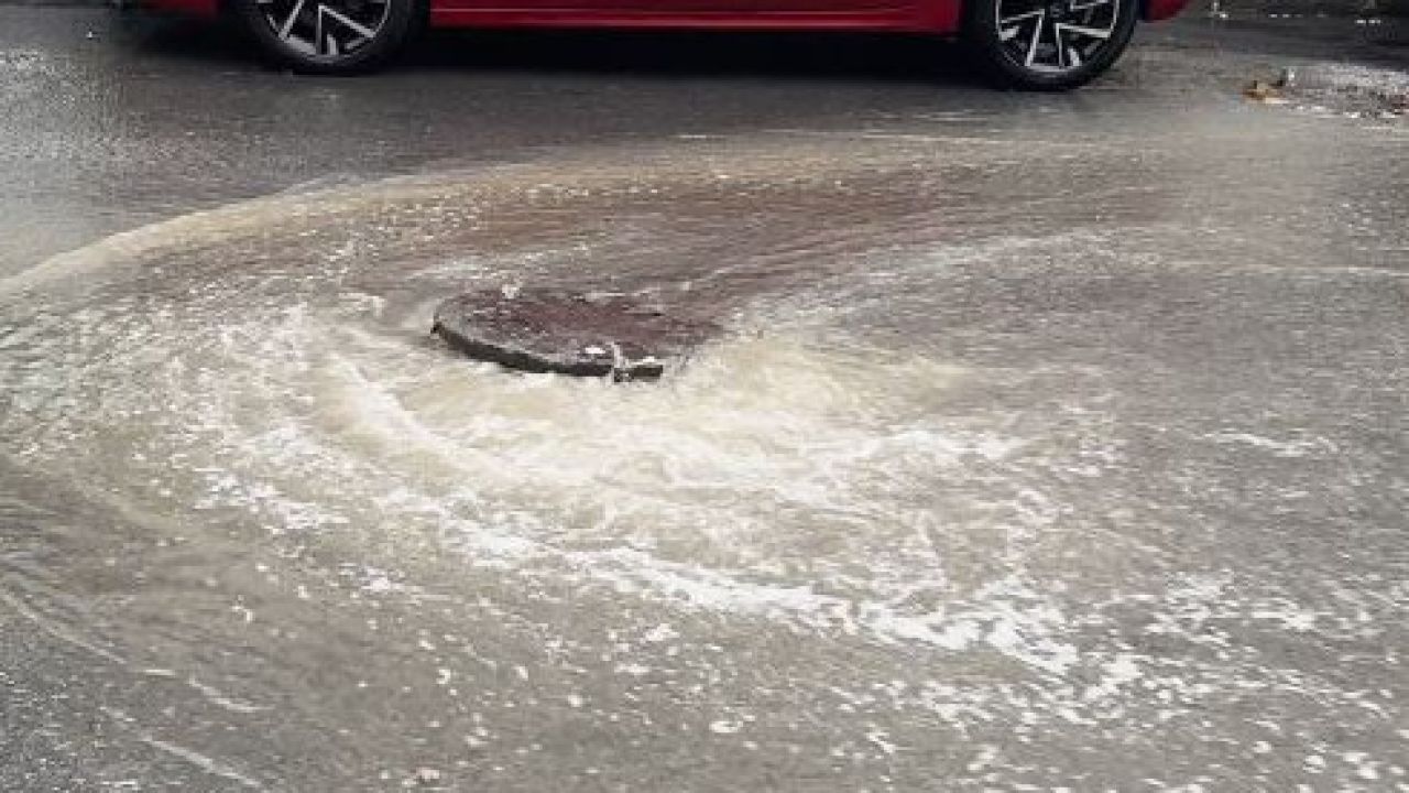 İstanbul’da sağanak nedeniyle rögarlar taştı, caddeler ve köprü altları göle döndü