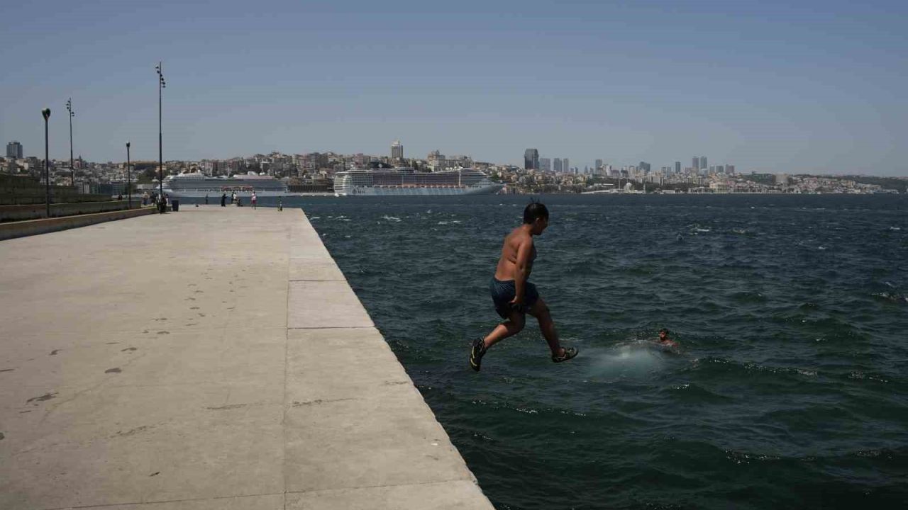 İstanbul’da sıcak hava bunalttı: Kimi denizde serinledi kimi gölgelik alanda dinlendi