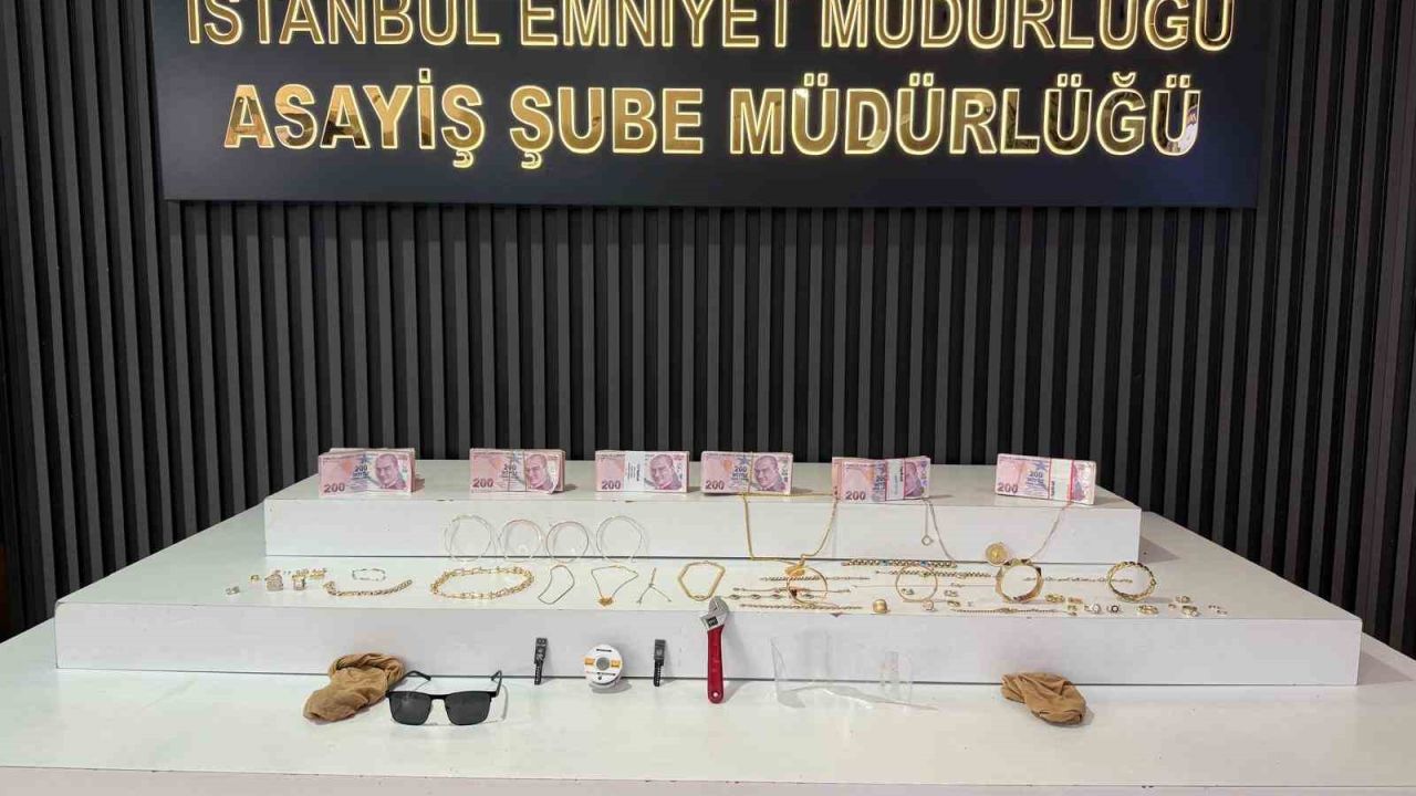 İstanbul’da suç makinesi kadınların üzerinden 1 milyonluk ziynet eşyası çıktı, takside yakalandılar