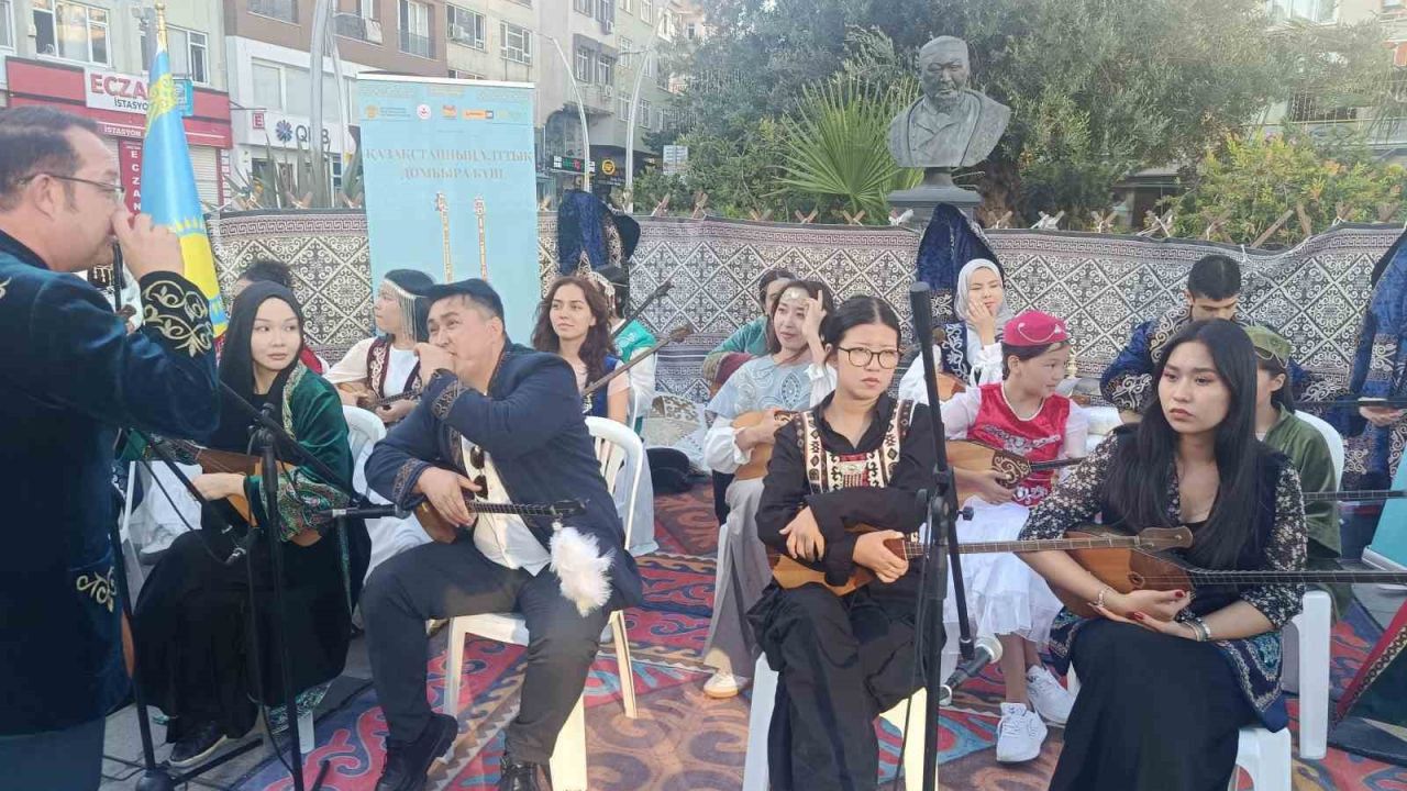 İstanbul’da "Ulusal Dombra Günü" etkinliği düzenlendi