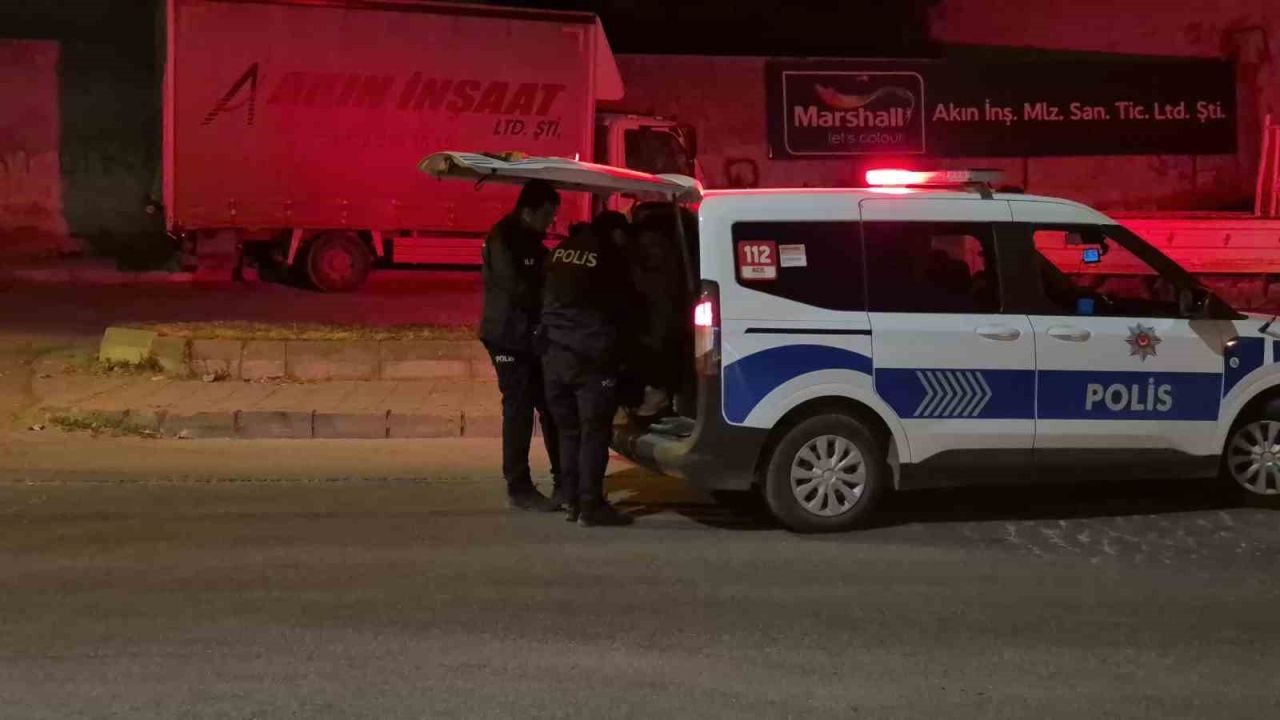 İzinli olarak cezaevinden çıkan şahıs annesini bıçakla kovaladı