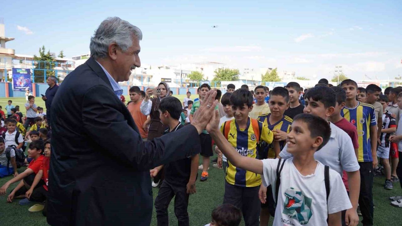 Kahta Belediyesi’nden yaz spor okulları öğrencilerine forma desteği