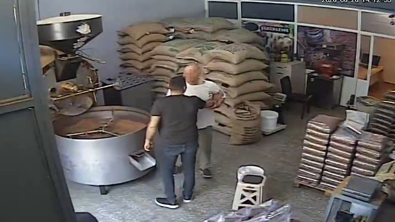 Kahve borcu yüzünden toptancıyı iş yerinde darbetti