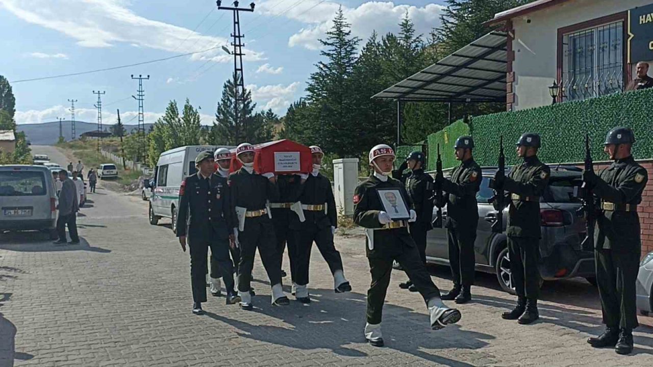 Kalp krizi sonucu hayatını kaybeden emekli asker, son yolculuğuna uğurlandı