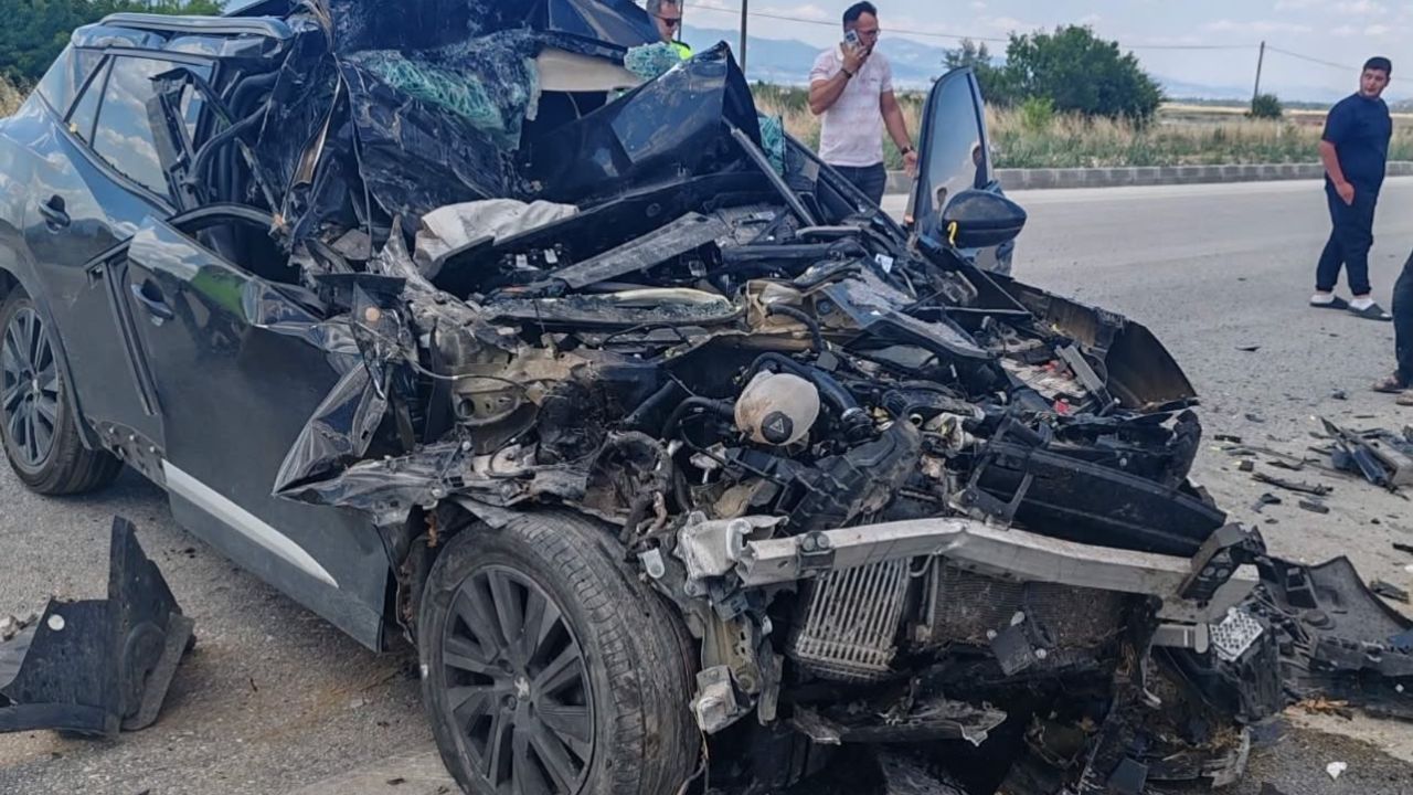 Kamyonete çarpan otomobil hurdaya döndü: 1 yaralı