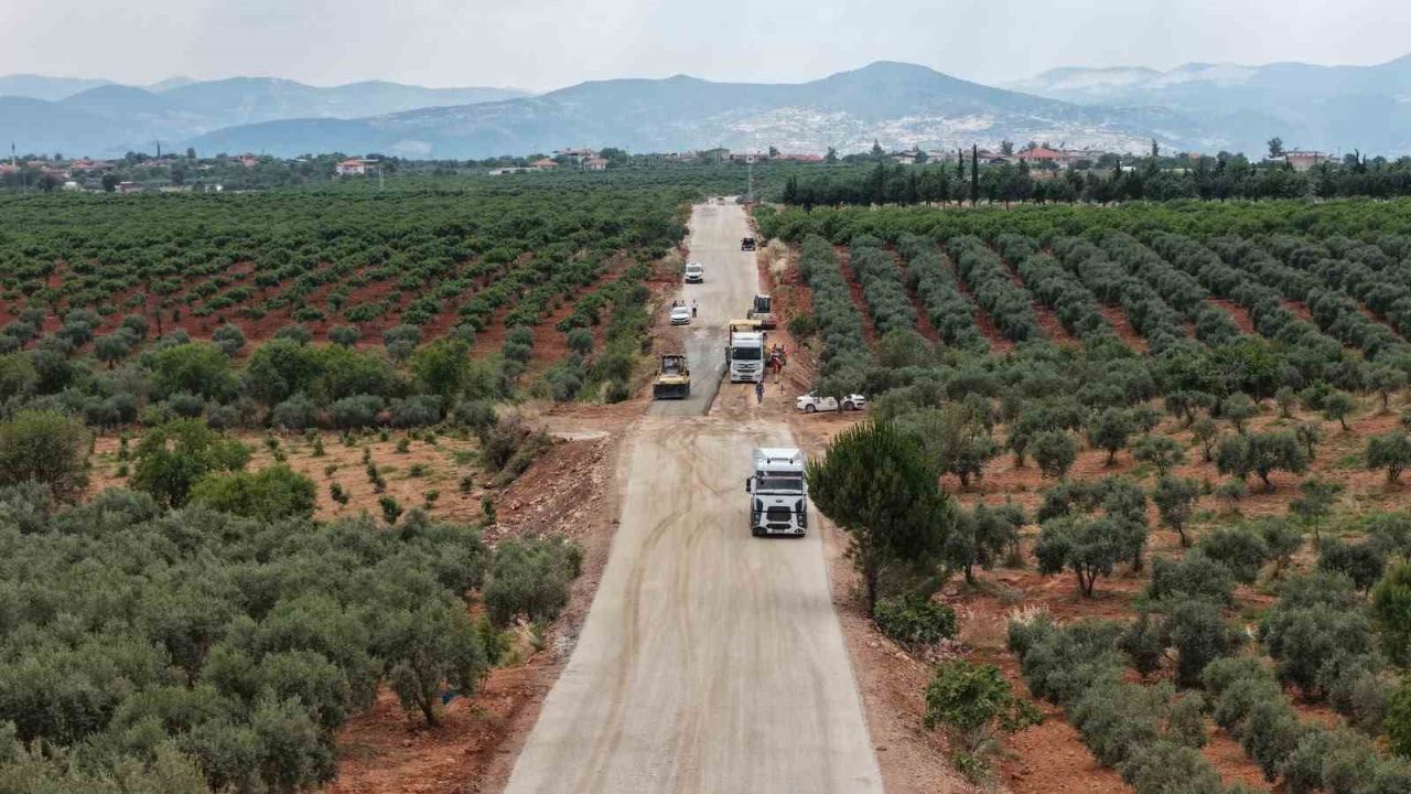 Karacasu’da 20 kilometrelik yolda sathi kaplama çalışmaları başladı