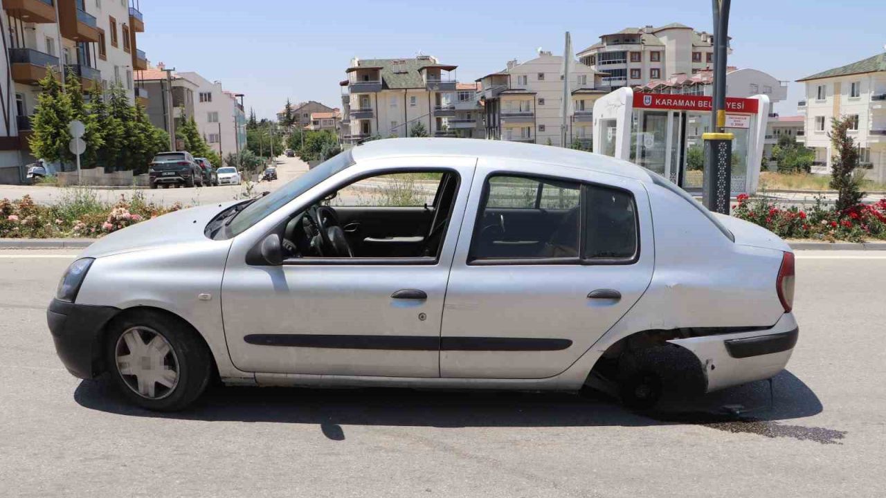 Karaman’da dubaya çarpan otomobilin tekeri ile egzozu koptu: Kaza anı kamerada