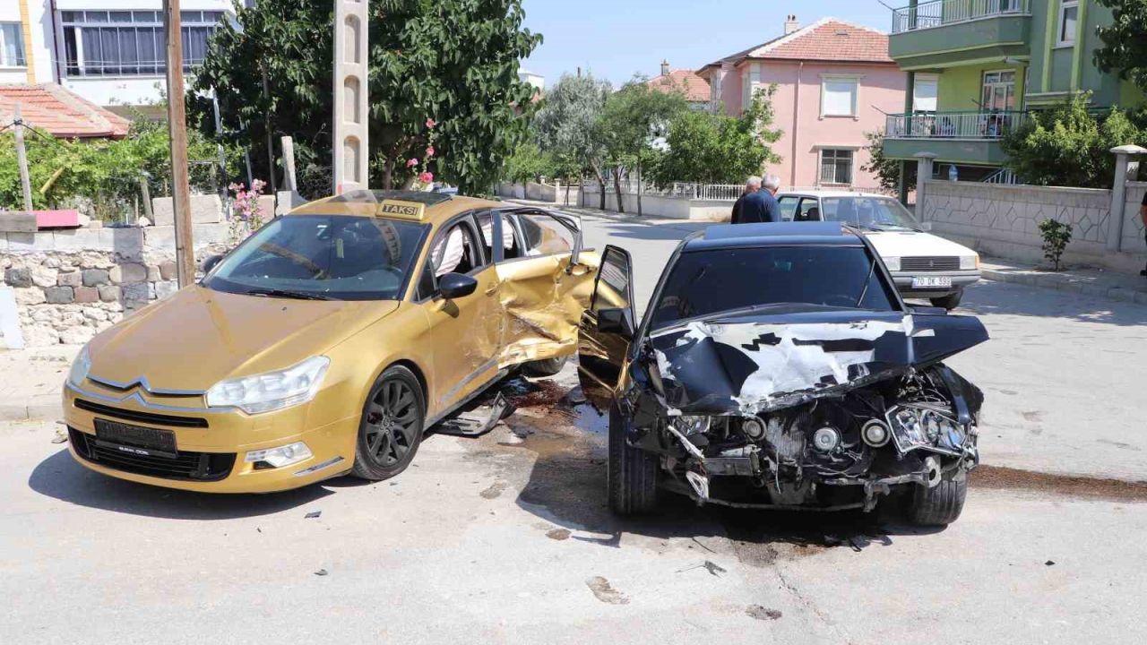 Karaman’da iki otomobilin çarpıştığı kazada 3 kişi yaralandı: Kaza anı kameraya yansıdı