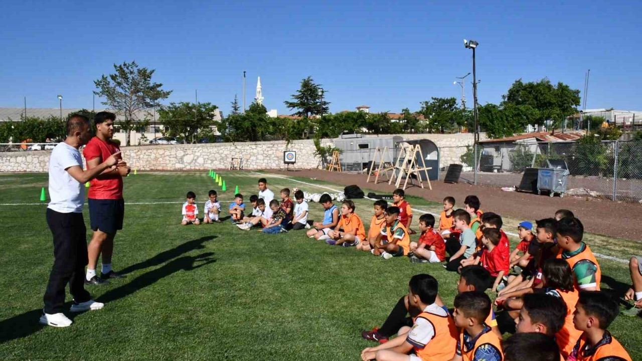 Karaman’da İl Özel İdaresi’nin ücretsiz yaz futbol kursu başladı