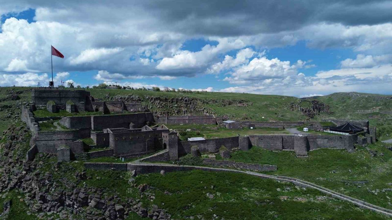 Kars Kalesi UNESCO Dünya Miras Listesi’ne alınmayı bekliyor