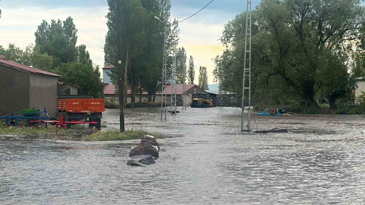 Kars’ta selin ortasında mahsur kalan yaşlı çift kurtarıldı