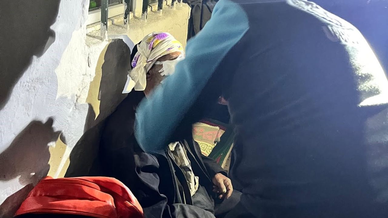 Kars’ta UMKE zorlu araziyi aştı; Yaylada yaralanan 81 yaşındaki vatandaş kurtarıldı