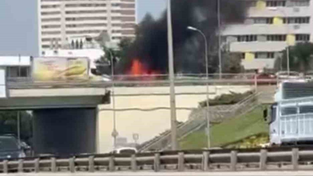 Kartal’da seyir halindeki araç alevlere teslim oldu