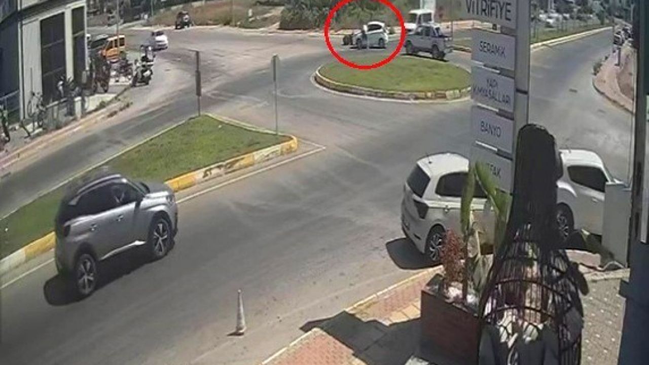 Kaza yapan motosiklet sürücüsü sinirini otomobilin camından çıkardı
