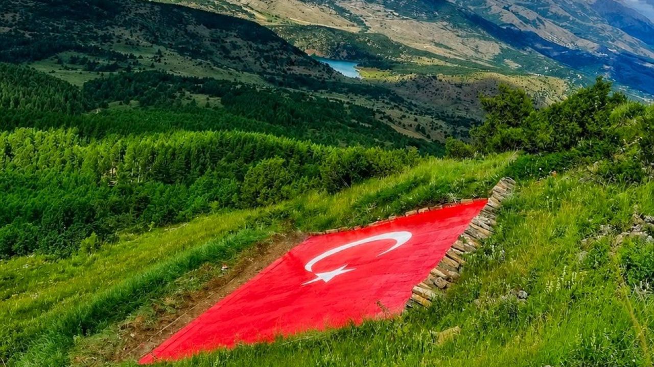 Kelkit Vadisi’nin simgesi dev Türk bayrağı yenilendi