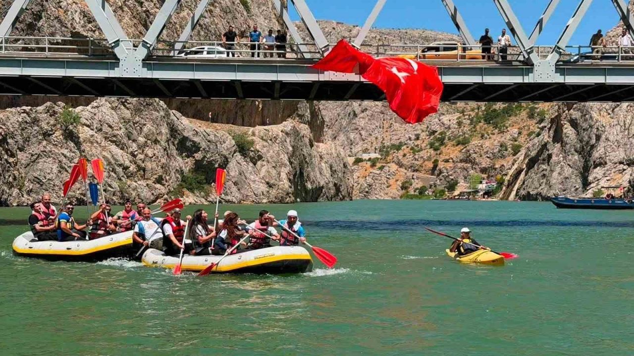 Kemaliye’de su sporları tutkunları Fırat’ta buluştu