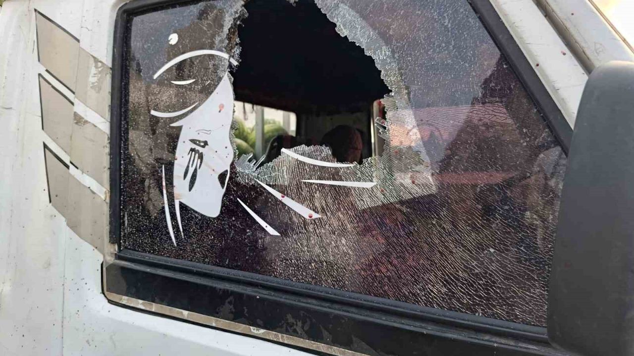 Kendisinden ucuza karpuz satan rakiplerine kızarak 3 pazarcının aracının camını kırdı