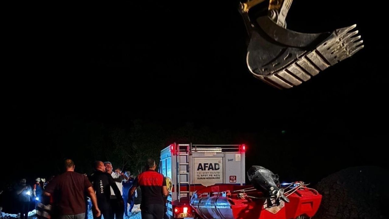 Kezer Çayı’nda mahsur kalan genç, kepçeyle kurtarıldı