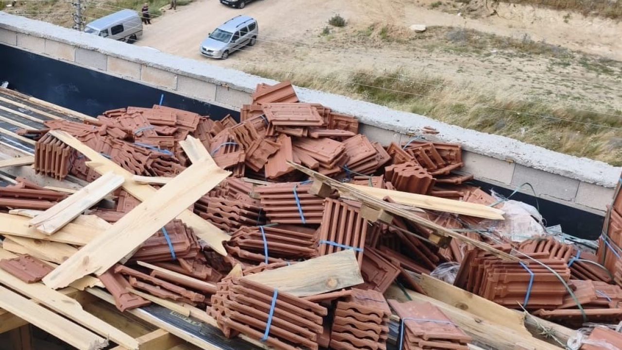 Kiremitlerin altında kalan 2 işçi yaralandı