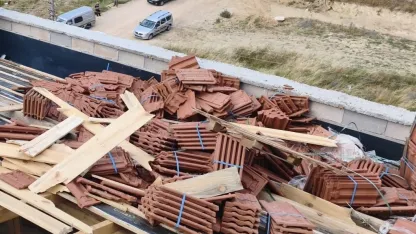 Kiremitlerin altında kalan 2 işçi yaralandı