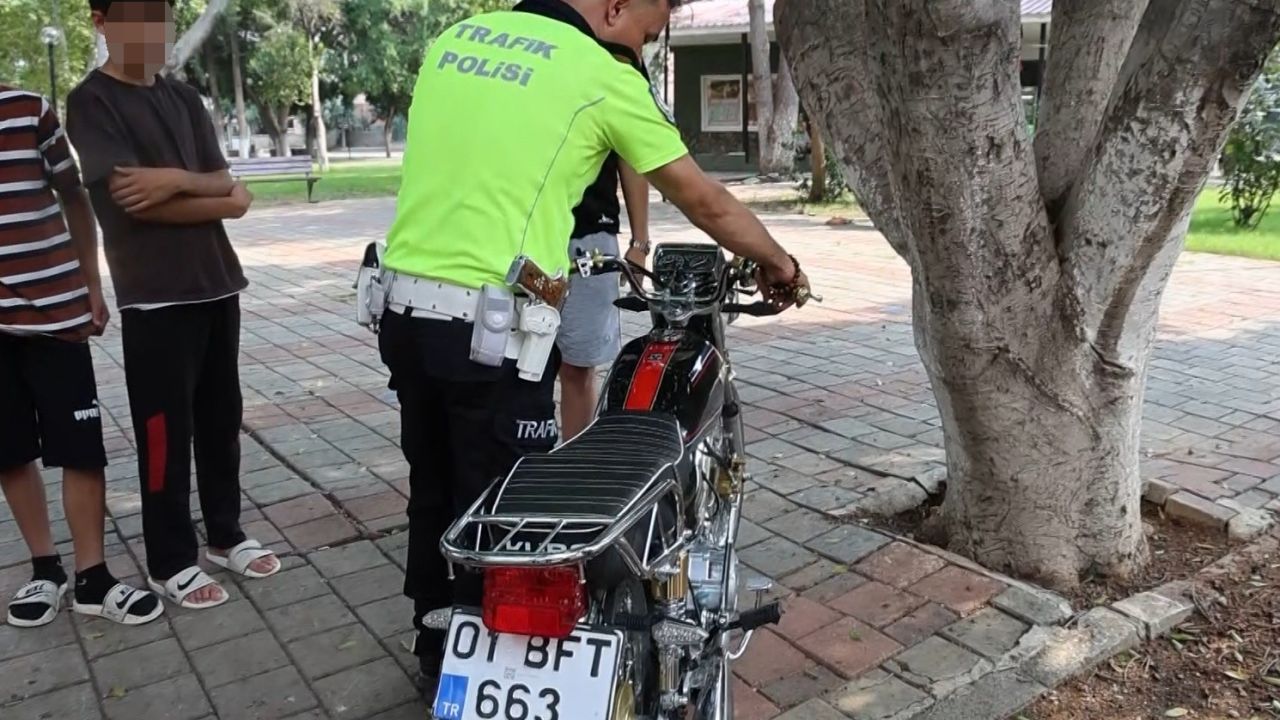 Kırmızı ışıkta geçen ehliyetsiz motosiklet sürücüsüne 85 bin TL para cezası