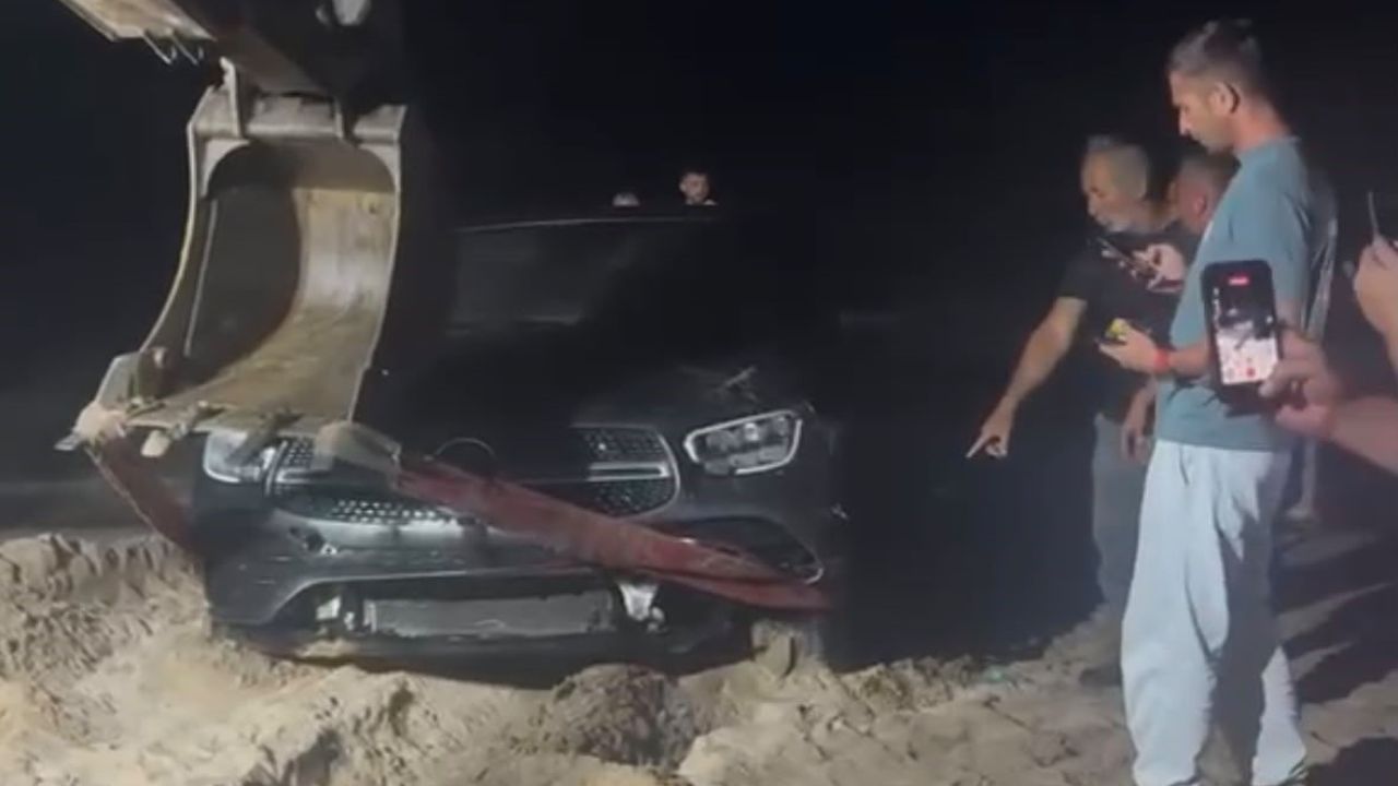 Kocaeli’de kontrolden çıkan otomobil denize uçtu