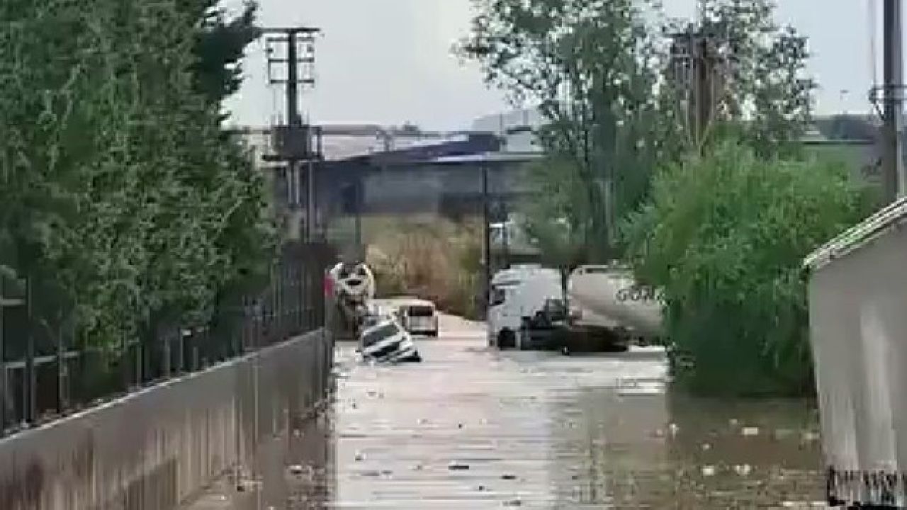 Kocaeli’yi sağanak vurdu: Araçlar mahsur kaldı