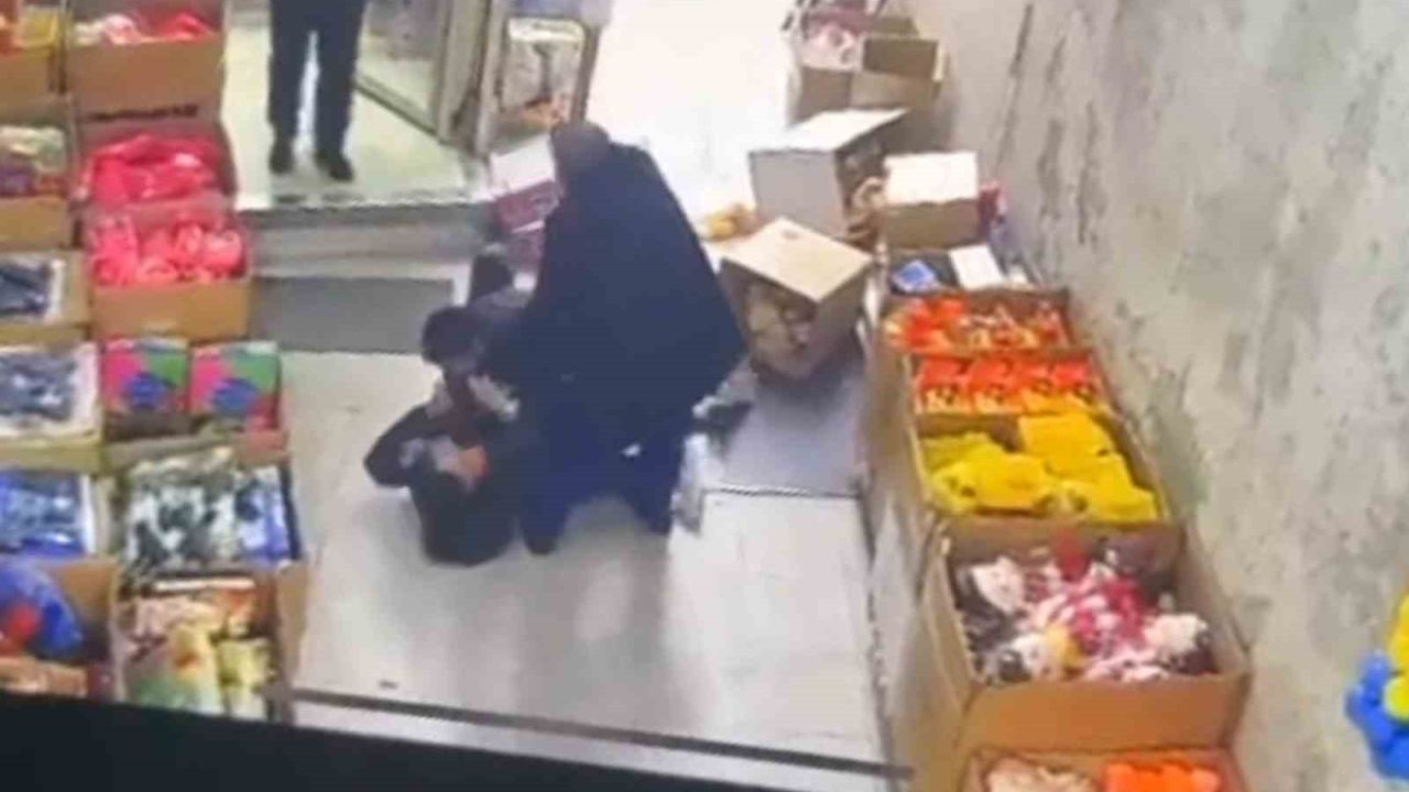Komşu esnafın müşteri kapma kavgası kamerada