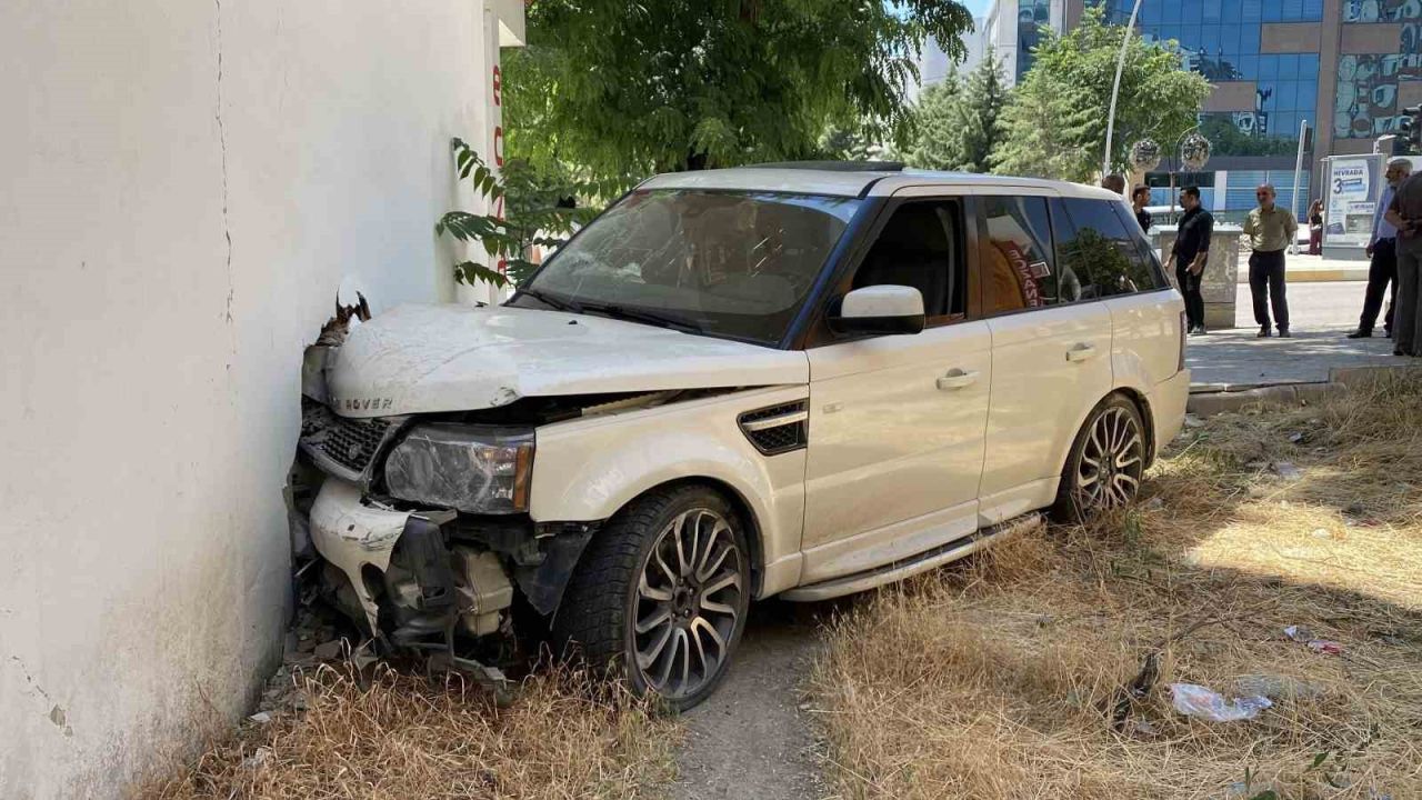 Kontrolden çıkan cip, kaldırımda yürüyen vatandaşa çarptı: 1’i ağır 2 yaralı