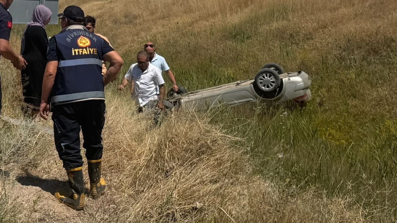 Konya-Eskişehir yolunda otomobil şarampole devrildi: 2 yaralı