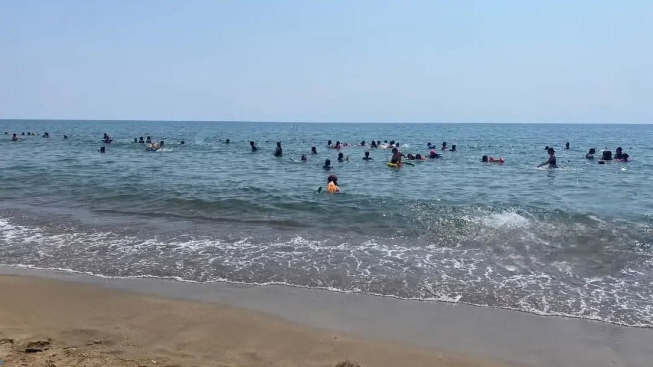 Koruma altındaki çocuklar deniz kampında moral depoladı