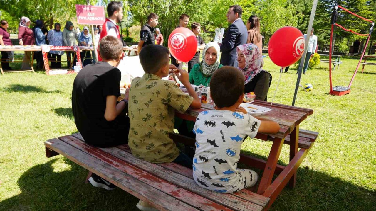 Koruyucu aileler çocuklara sıcak yuva olmaya devam ediyor