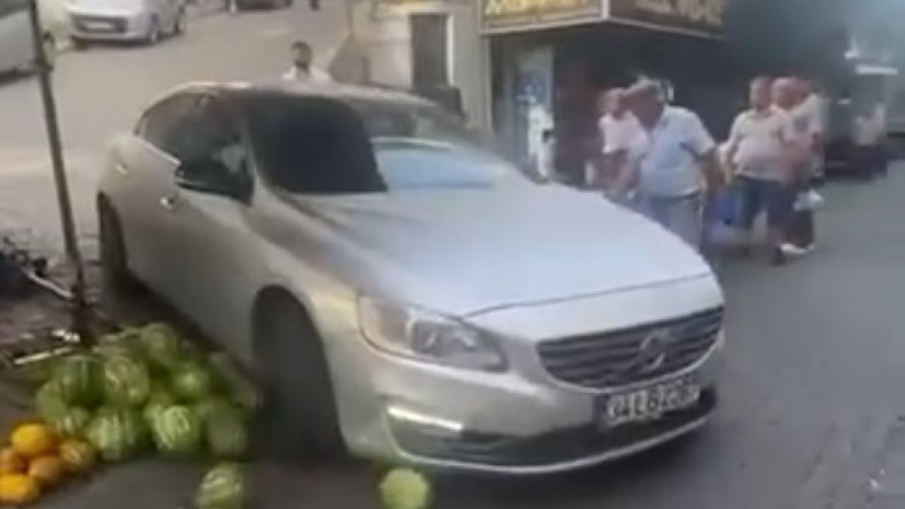 Lüks aracıyla girdiği pazar tezgahını darmadağın etti