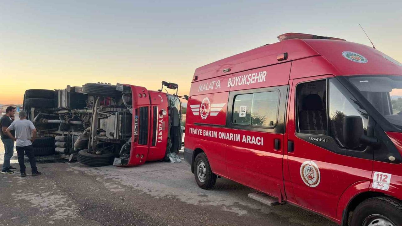 Malatya’da yangın ihbarına giden itfaiye aracı devrildi: 3 yaralı