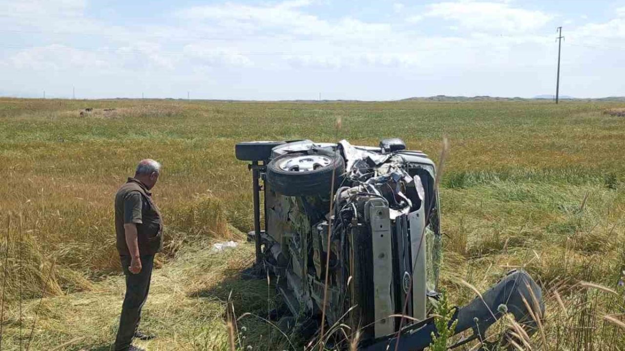 Malazgirt’te kamyonet traktörle çarpıştı: 2 yaralı