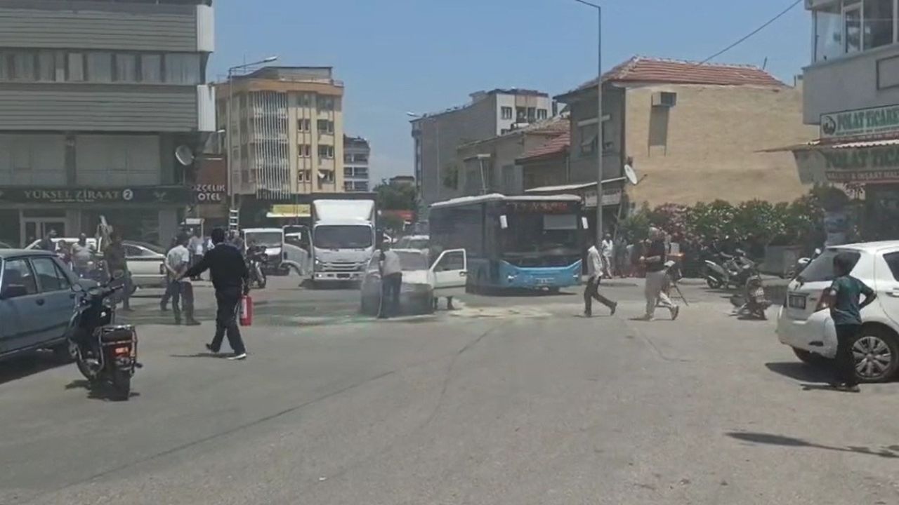 Manisa’da seyir halindeki otomobil alev aldı