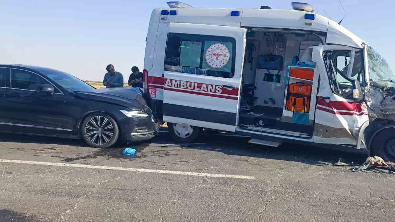 Mardin’de ambulans, tır ve otomobilin karıştığı kazada 3 kişi yaralandı