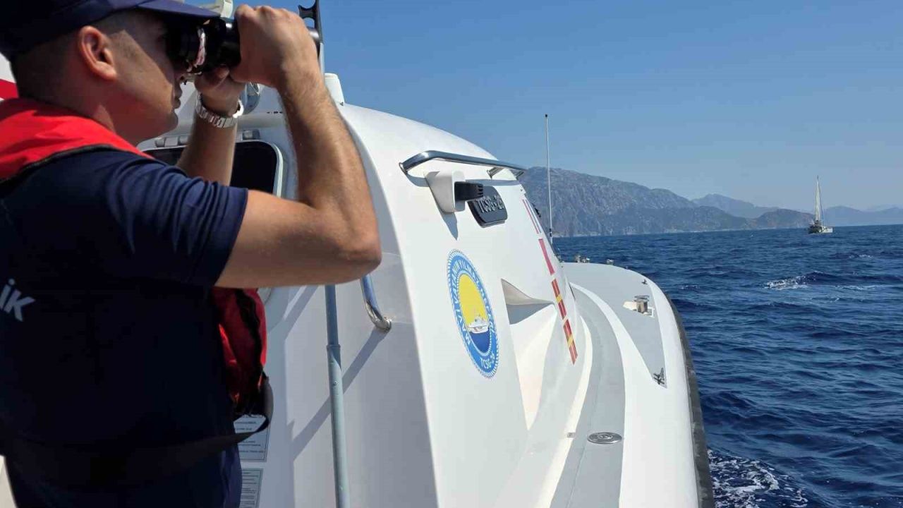 Marmaris açıklarında batan göçmen botunda kayıp 2 kişiyi arama çalışmaları sürüyor