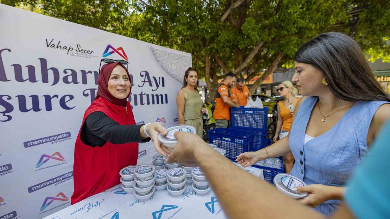 Mersin’de 13 ilçede eş zamanlı aşure dağıtımı