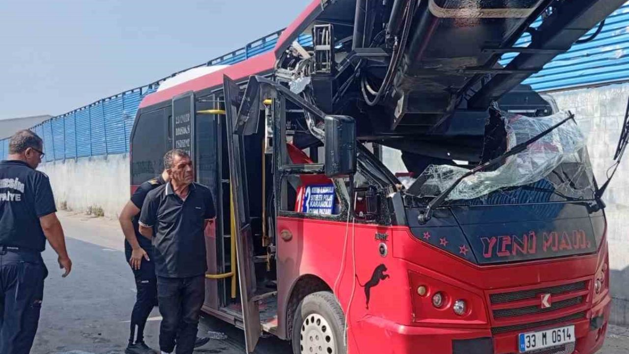 Mersin’de minibüs ile vinç çarpıştı: 1 yaralı