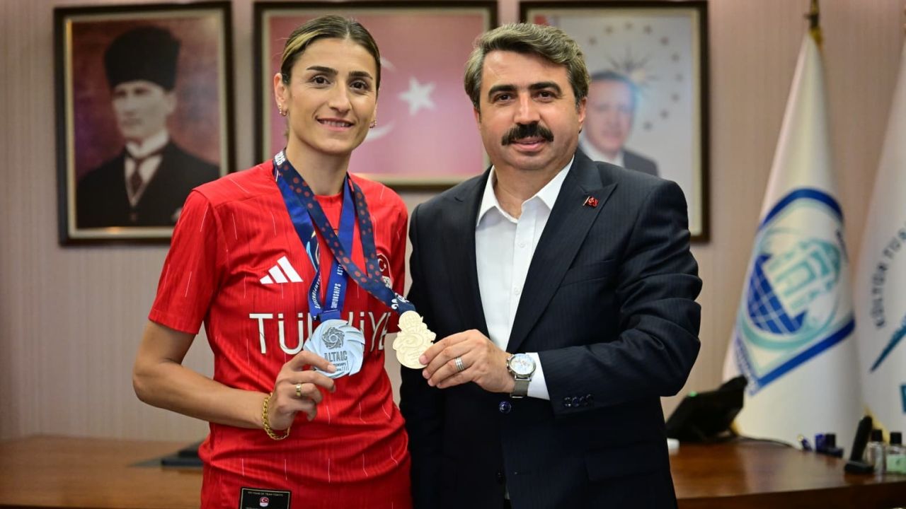 Milli tekvandocu Hatice Kübra İlgün, madalya sevincini yıldırım belediye başkanı oktay yılmaz’la paylaştı