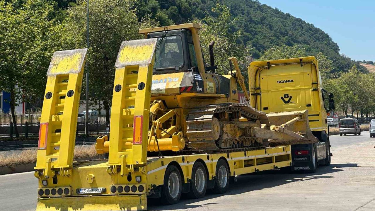 Motosiklet ile iş makinesi taşıyan tır çarpıştı: 1 yaralı