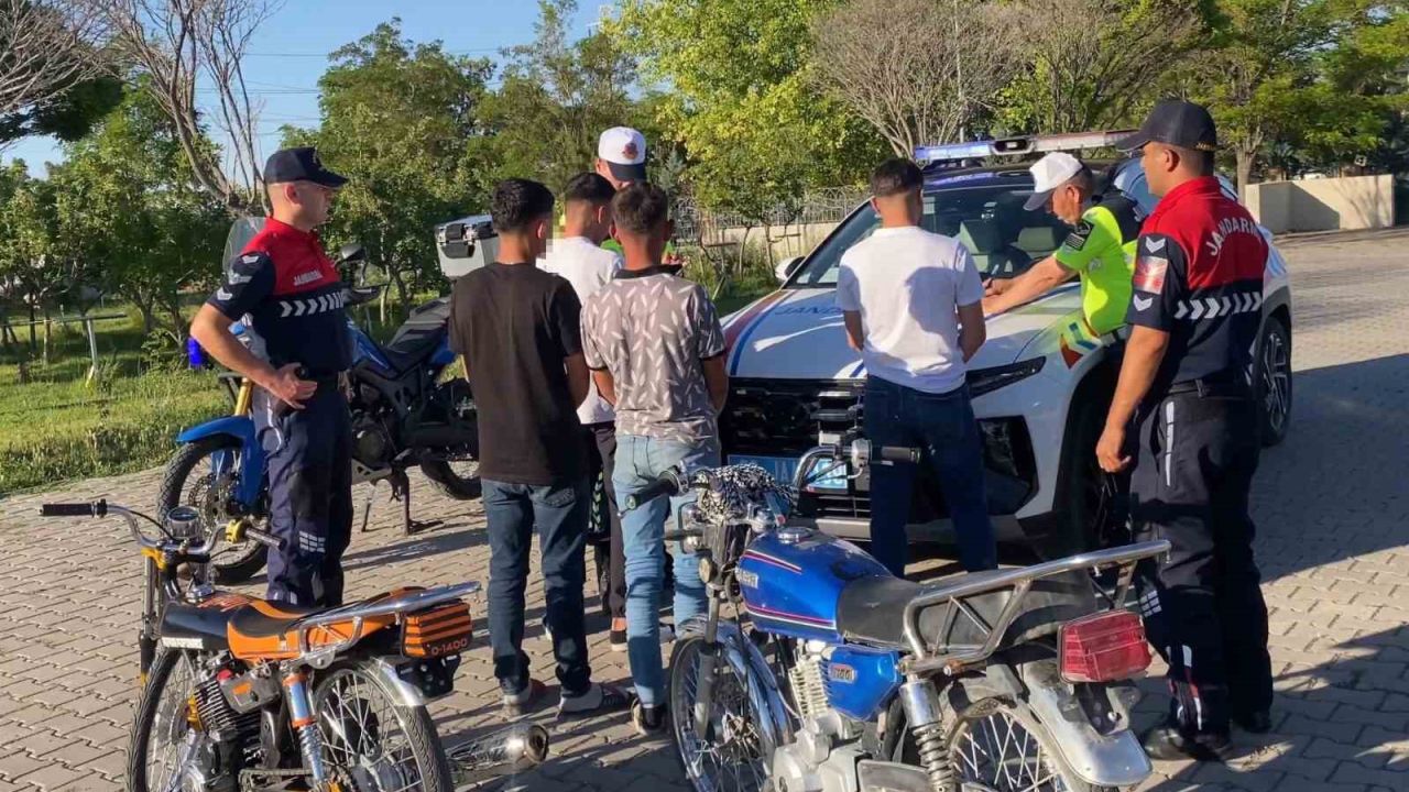 Motosikletli trafik canavarları jandarmadan kaçamadı