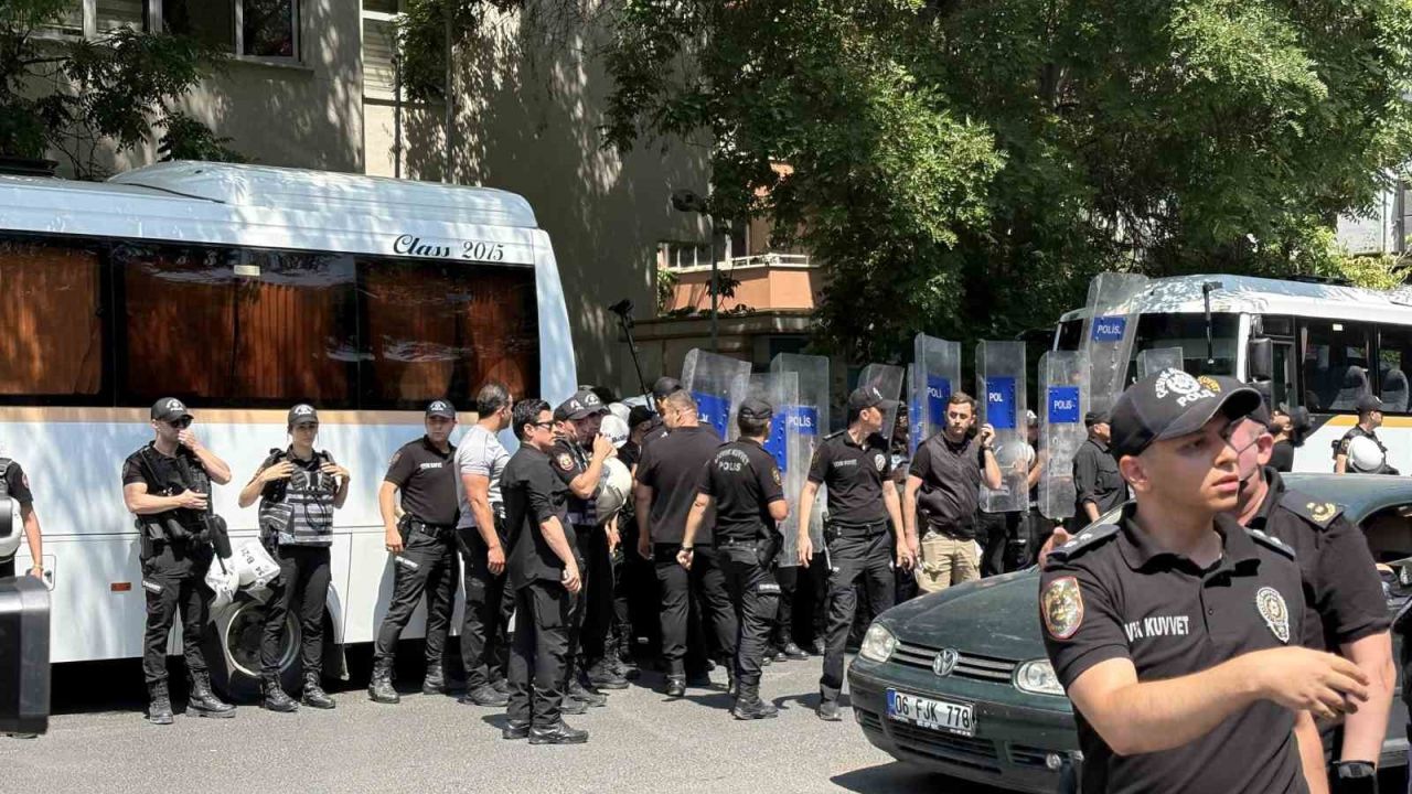 NATO karşıtı eylem yapan gruba gözaltı