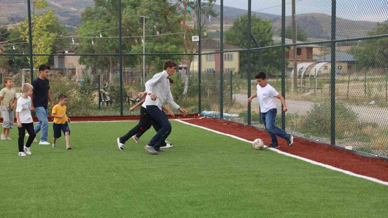 Okullar kapanınca çocuklar mahallelerindeki yeni sahayı doldurdu