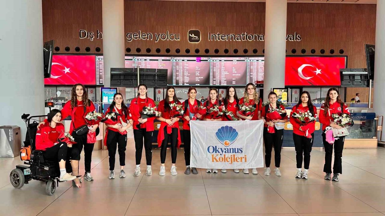 Okyanus Koleji Kız Voleybol Milli Takımı dünya ikincisi oldu